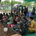 Suasana ziarah ke korban Serangan KKB, almarhum Sertu Eka Andriyanto Hasugian (28) dan istrinya yang merupakan bidan, Sri Lestari Indah Putri (33),