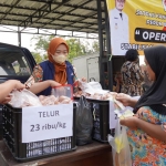 Petugas saat melayani warga di operasi pasar murah. Foto: Ist.