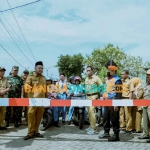 Bupati Gresik, Fandi Akhmad Yani, saat mengecek palang pintu kereta api di Desa Sumari, Kecamatan Duduksampeyan. Foto: SYUHUD/BANGSAONLINE