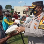 Pemberian bantuan sembako oleh Kapolres Mojokerto Kota kepada warga.