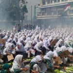 Para santri sedang bakar ribuan terong di halaman ponpes Al Fatimiyah, Banjaranyar, Paciran, Lamongan.