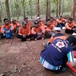 Suasana pelatihan PPGD di lokasi wisata Goa Putri Asih di Desa Nguluhan, Kecamatan Montong, Tuban.? foto: SUWANDI/ BANGSAONLINE