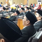 Mahmud (dua dari kiri) sempat mengikut pelantikan sebagai anggota DPRD Gresik. foto: SYUHUD/ BANGSAONLINE