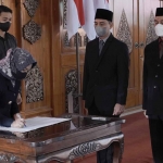 Penandatanganan berita acara pengambilan sumpah dan pelantikan di lingkungan Pemkot Mojokerto.