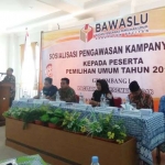 Suasana sosialisasi peserta pemilu dengan Bawaslu.