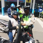 Salah satu pengendara saat diperiksa kelengkapan surat-suratnya oleh petugas Satlantas Polres Malang Kota, di kawasan Terminal Landungsari Kota Malang, Senin (15/04).