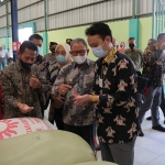 Wakil Menteri Perdagangan (Wamendag) RI Jerry Sambuaga meninjau Gudang SRG (Sistem Resi Gudang) Tuban yang berlokasi di Jalan Raya Tuban-Babat di Desa Gesing, Kecamatan Semanding, Kamis (10/6/2021). (foto: ist)