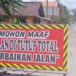 Gunakan anggaran APBD-P Pemkab Blitar perbaiki sejumlah titik jalan yang mengalami kerusakan.