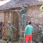 Anggota Kodim 0809 Kediri saat merenovasi Mushola Al Amin di Desa Kalipang, Kecamatan Grogol, Kabupaten Kediri. foto: ist.