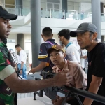 Beberapa pelajar dan milenial saat berada di stan pameran kendaraan tempur, serta berbagai jenis senjata api Brigif Mekanis 16/Wira Yudha. Foto: Ist