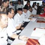 Bupati Malang saat Memberikan Contoh Bayar Pajak didamping Wakil Bupati, Ketua DPRD dan Sekda Kab Malang.