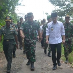  Wabup Arifin (baju putih) bersama TNI di desa Pule kecamatan Pule kabupaten Trenggalek.