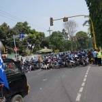 Aksi buruh yang tergabung dalam FPR saat aksi di depan gedung dinsonakertrans. foto: rony suhartomo/BANGSAONLINE