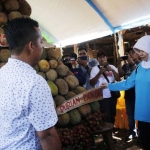 Bupati Kediri saat mengenalkan durian lokal asal Slumbung kecamatan Kandangan. Foto: DINAS KOMINFO