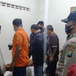 Petugas saat di rumah korban  memeriksa kondisi jenazah.

