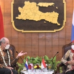  Gubernur Jawa Timur Khofifah Indar Parawansa saat menerima kunjungan Duta Besar (Dubes) Kerajaan Belanda untuk Indonesia Mr. Lambert Grijns di Gedung Negara Grahadi Surabaya, Jumat (26/11) malam.