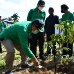 Bupati Tulungagung, Maryoto Birowo, saat menanam pohon.