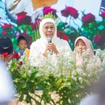 Khofifah saat menghadiri sholawatan bersama santri Pondok Pesantren Darussalam Mekar Agung Madiun.