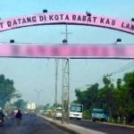 Gapura selamat datang di kota Babat.