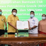 Dirut Petrokimia Gresik (dua dari kiri) bersama perwakilan penerima Bestro 2021 (dua dari kanan) didampingi SVP Umum (kiri) dan orang tua penerima Bestro (kanan) usai Penandatanganan Perjanjian Bestro.