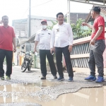 Wakil Bupati Sidoarjo, Subandi, saat sidak di Jalan Industri Buduran. Foto: Ist