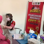 Vaksinasi Covid-19 di Klinik Pratama Polres Blitar. (foto: ist)