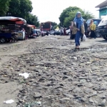 RUSAK PARAH: Kondisi jalan Pasar Besar Kota Batu yang aspalnya sudah mengelupas. Masyarakat dan dewan mendesak segera diperbaiki. 