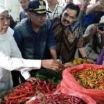 Gubernur Jawa Timur Khofifah Indar Parawansa didampingi Wali Kota Malang Sutiaji, saat meninjau di Pasar Dinoyo Malang , Sabtu (04/05). foto: IWAN IRAWAN/ BANGSAONLINE
