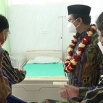 Bupati Sidoarjo, Ahmad Muhdlor Ali, saat meninjau fasilitas UGD Puskesmas Jabon. Foto: Ist