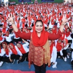 Puti Guntur Soekarno saat selfie bersama ribuan relawan Rampak Sarinah di GOR Lembu Peteng, Senin (26/2) sore.