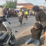 Petugas Polsek Cerme menembakkan senpi ke udara untuk membubarkan penyerang Pagar Nusa. foto: SYUHUD/BANGSAONLINE