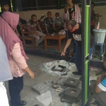 Sujiman (kaos hitam) saat memandu pelatihan pembuatan biopori kepada warga Dusun Pojok, Desa Bulusari, Kecamatan Tarokan, Kabupaten Kediri. (foto: ist.)