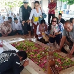 Umat lintas agama saat menaburkan bunga di pusara Bung Karno.