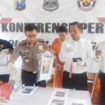 Kapolres Lamongan AKBP Harun didampingi Kasatrekrim AKP David Manurung saat pers rilis kasus pornografi. 