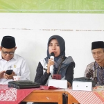 Kepala Kemenag Tuban, Hj. Umi Kulsum saat bimtek pensertifikatan tanah wakaf.