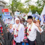 Khofifah Indar Parawansa bersama Emil Elestianto Dardak saat mendaftar sebagai calon gubernur dan wakil gubernur di KPU Jatim.