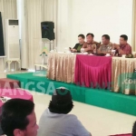 Warga desa Rejoso, bersama investor saat melakukan pertemuan terkait kelanjutan pembangunan pabrik gula. foto: AKINA/ BANGSAONLINE