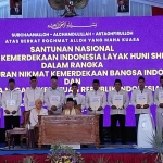 Penyerahan piagam rumah syukur kemerdekaan layak huni Shiddiqiyyah.