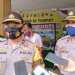 Kabag Ops Polres Kediri Kota, Kompol Abraham Sisik memberikan keterangan kepada wartawan didampingi Kasubbag Humas Kompol Kamsudi dan Cecepe dari Satpol PP Kota Kediri. foto: MUJI HARJITA/ BANGSAONLINE