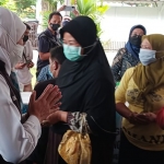 Gubernur Jawa Timur, saat menghadiri operasi pasar murah minyak goreng di halaman Kantor UPT PPD Bapenda Kabupaten Jombang, Sabtu (12/2/2022).