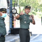 Danrem 084/Bhaskara Jaya, Kolonel Inf Sudaryanto (tengah) ketika meninjau pemasangan pos sterilisasi bersama pihak Pemda dan Kapolres setempat, Senin (30/3).