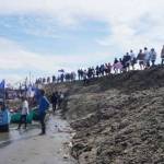 TOLAK REKLAMASI: Warga berbaris di gunungan pasir Pulau G saat penyegelan pulau, belum lama ini. foto: kompas.com