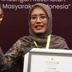 Wakil Bupati Kediri Dewi Mariya Ulfa usai menerima penghargaan UHC Award 2024. Foto: Ist. 