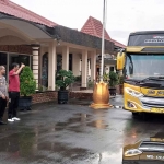 Pemberangkatan kontingen PBVSI kota Madiun oleh Kapolres Madiun Kota. Foto : Hendro Suhartono/BANGSAONLINE.com