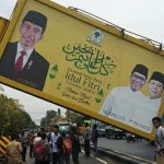 Baliho bergambar politikus Partai Golkar, Mukhammad Misbakhun, yang roboh pagi tadi.