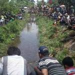 BERJUBEL - Ribuan orang rela berdesakan demi memancing gratis ikan lele di sungai Desa Gondosuli Tulungagung. (ferry/BANGSAONLINE)