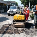 Pemeliharaan jalan yang dilakukan DPUBM Kabupaten Malang.