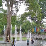 Salah satu wahana air mancur yang ada di taman hutan kota di Kecamatan Pare Kabupaten Kediri. foto: ARIF K/ BANGSAONLINE