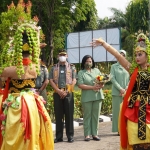 Tarian Muang Sangkal Khas Kabupaten Sumenep menyambut kunjungan Danrem 084/BJ.