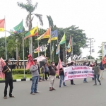 LSM Forkot Gresik saat menggelar demo di depan Kantor Pemkab Gresik. foto: SYUHUD/ BANGSAONLINE